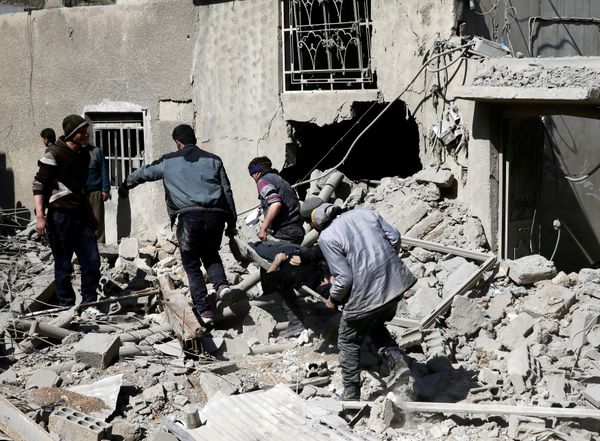 People carry the body of Majid Santiha on a stretcher in the besieged eastern Ghouta town of Hamouriyeh near Damascus, Syria - Sputnik International