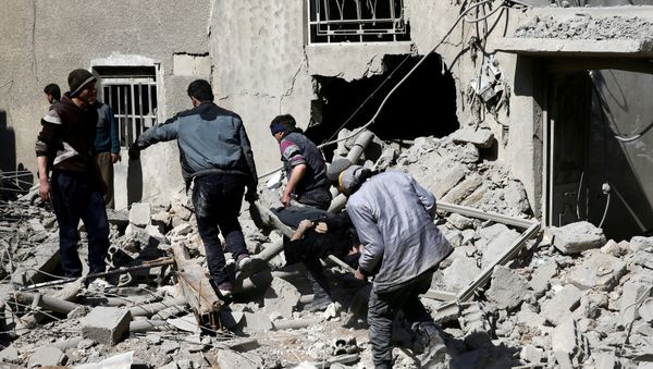 People carry the body of Majid Santiha on a stretcher in the besieged eastern Ghouta town of Hamouriyeh near Damascus, Syria - Sputnik International