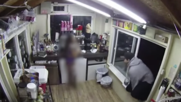 Man crawls through window to attack bikini barista at Hottie Shots Espresso - Sputnik International