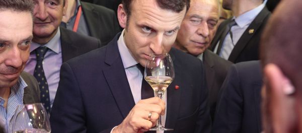 French presidential candidate for the political movement En Marche (On the Move) Emmanuel Macron (C) smells and tastes white wine during a visit at the Paris' international agriculture fair (Salon de l'agriculture) on March 1, 2017 in Paris - Sputnik International