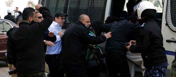 A U.S. delegation is evacuated by Palestinian police after they were attacked by Palestinian protesters in Ramallah, in the occupied West Bank February 22, 2018 - Sputnik International