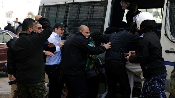A U.S. delegation is evacuated by Palestinian police after they were attacked by Palestinian protesters in Ramallah, in the occupied West Bank February 22, 2018 - Sputnik International