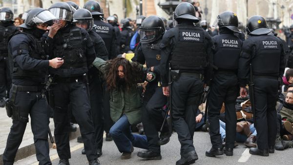 Catalan regional police officers (Mossos d'Esquadra) drag a woman during a protest called by the 'Commitees in defence of the Republic' to block the TSJC (Superior Court of Justice of Catalonia) in Barcelona on February 23, 2018 Catalan regional police officers (Mossos d'Esquadra) drag a woman during a protest called by the 'Commitees in defence of the Republic' to block the TSJC (Superior Court of Justice of Catalonia) in Barcelona on February 23, 2018 - Sputnik International