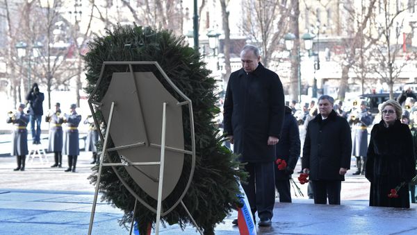  President Vladimir Putin during a wreath-laying ceremony at the Tomb of the Unknown Soldier at the Kremlin Wall, on Defender of the Fatherland Day. - Sputnik International