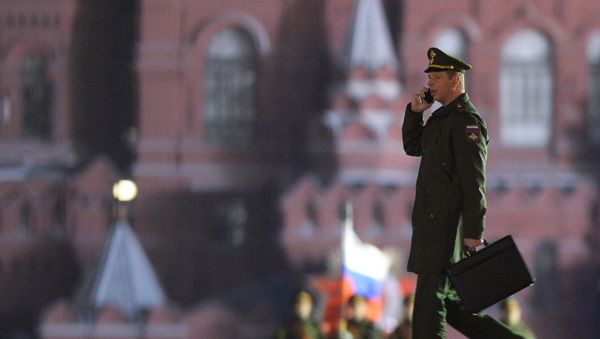 A serviceman with cell phone - Sputnik International