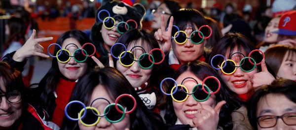 Volunteers wearing Olympic rings shaped sunglasses pose for photographs during a medal ceremony at the Medal Plaza in Pyeongchang, South Korea, February 18, 2018. Picture taken on February 18, 2018 - Sputnik International