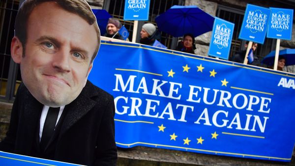 Activists of the Avaaz civic organization wear a mask of French President Emmanuel Macron as they demonstrate in Berlin on January 11, 2018 - Sputnik International