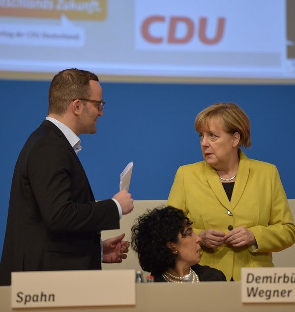 Kanzlerin Angela Merkel und Jens Spahn - Sputnik International