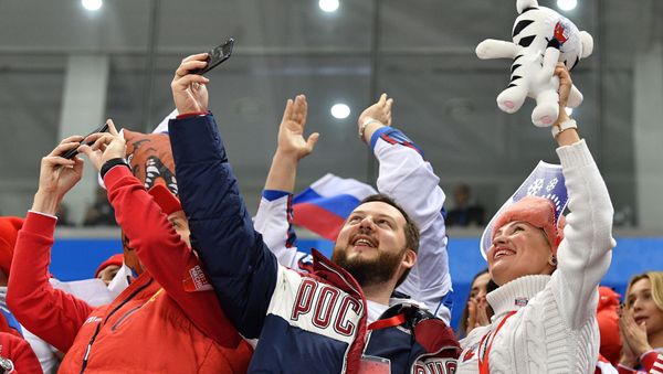 Russian sports fans celebrate a goal during the final match between Russia and Germany in the men's ice hockey tournament at the 2018 Winter Olympics - Sputnik International
