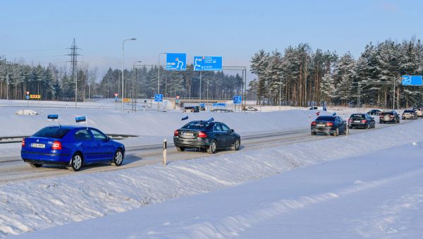 Estonians driving to Latvia in a rally to protest high excise taxes Estonians driving to Latvia in a rally to protest high excise taxes - Sputnik International