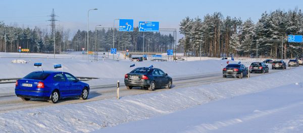 Estonians driving to Latvia in a rally to protest high excise taxes Estonians driving to Latvia in a rally to protest high excise taxes - Sputnik International