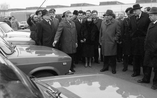 Georgi Mirzoyev showing AvtoVAZ's lineup to Soviet leader Mikhail Gorbachev Georgi Mirzoyev showing AvtoVAZ's lineup to Soviet leader Mikhail Gorbachev - Sputnik International