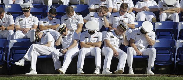 US Naval Academy midshipmen rest as they wait for the Academy's graduation and commissioning ceremony to begin in Annapolis, May 26, 2017 US Naval Academy midshipmen rest as they wait for the Academy's graduation and commissioning ceremony to begin in Annapolis, May 26, 2017 - Sputnik International