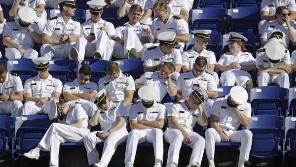 US Naval Academy midshipmen rest as they wait for the Academy's graduation and commissioning ceremony to begin in Annapolis, May 26, 2017 - Sputnik International