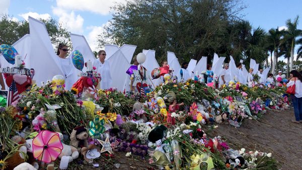 Seventeen people dressed as angels stand Sunday, Feb. 25, 2018, at the memorial outside Marjory Stoneman Douglas High School in Parkland, Fla., for those killed in a shooting on Feb. 14. - Sputnik International