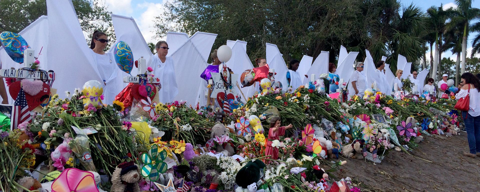 Seventeen people dressed as angels stand Sunday, Feb. 25, 2018, at the memorial outside Marjory Stoneman Douglas High School in Parkland, Fla., for those killed in a shooting on Feb. 14. Seventeen people dressed as angels stand Sunday, Feb. 25, 2018, at the memorial outside Marjory Stoneman Douglas High School in Parkland, Fla., for those killed in a shooting on Feb. 14. - Sputnik International, 1920, 15.02.2023