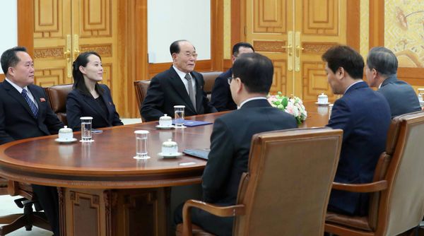 South Korean President Moon Jae-in talks with President of the Presidium of the Supreme People's Assembly of North Korea Kim Young Nam and Kim Yo Jong, the sister of North Korea's leader Kim Jong Un, during their meeting at the Presidential Blue House in Seoul, South Korea, February 10, 2018 - Sputnik International