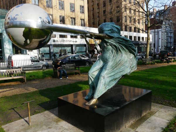 Up, Up and Away: Sculptures That Defy Gravity Around the World - Sputnik International