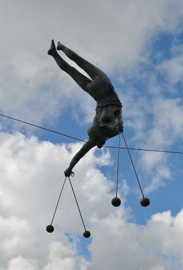 Up, Up and Away: Sculptures That Defy Gravity Around the World - Sputnik International