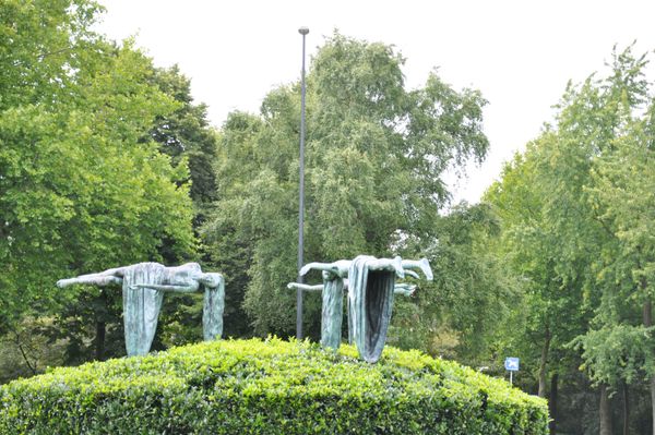 Up, Up and Away: Sculptures That Defy Gravity Around the World - Sputnik International