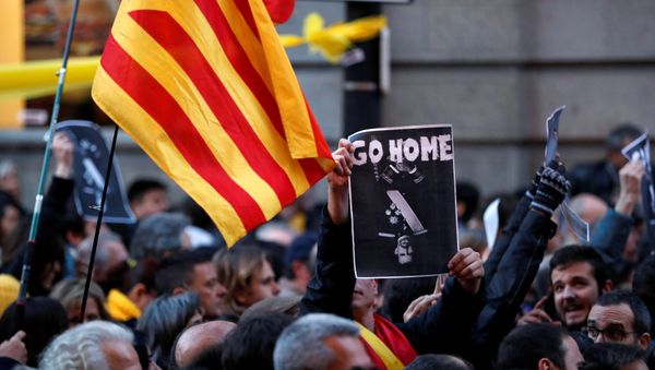 A Catalan pro-independence demonstrator holds a picture of Spain's King Felipe VI during a protest against his official reception event during the World Mobile Congress in Barcelona, Spain February 25, 2018 - Sputnik International