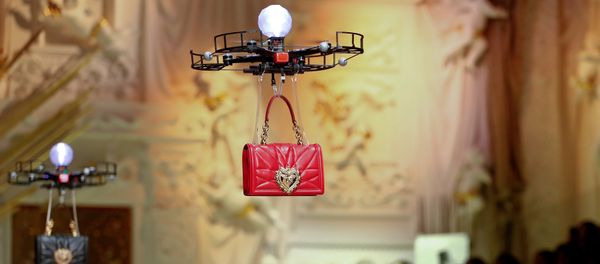 Drones carry bags, the creations from the Dolce & Gabbana Autumn/Winter 2018 women's collection during Milan Fashion Week in Milan, Italy February 25, 2018 - Sputnik International