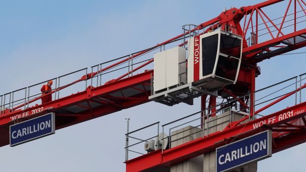 A worker walks along a crane on Carillion's Midland Metropolitan Hospital construction site in Smethwick, Britain January 29, 2018 - Sputnik International