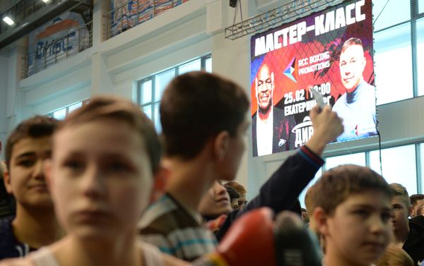 Participants in an open boxing masterclass given by boxers Mike Tyson and Kostya Tszyu at the DIVS palace of team sports, Ekaterinburg Participants in an open boxing masterclass given by boxers Mike Tyson and Kostya Tszyu at the DIVS palace of team sports, Ekaterinburg - Sputnik International