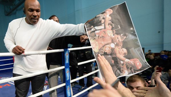 Boxer Mike Tyson during an open boxing master class at the DIVS palace of team sports, Ekaterinburg Boxer Mike Tyson during an open boxing master class at the DIVS palace of team sports, Ekaterinburg - Sputnik International