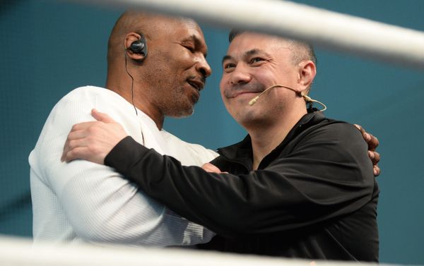 Boxers Mike Tyson, left, and Kostya Tszyu during an open boxing masterclass at the DIVS palace of team sports, Ekaterinburg Boxers Mike Tyson, left, and Kostya Tszyu during an open boxing masterclass at the DIVS palace of team sports, Ekaterinburg - Sputnik International