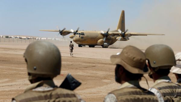 Saudi soldiers watch as a Saudi military cargo plane lands to deliver aid at an airfield in Marib, Yemen January 26, 2018 - Sputnik International