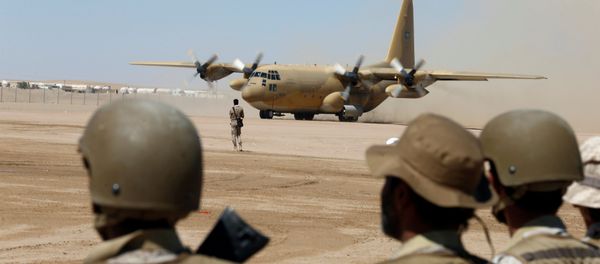 Saudi soldiers watch as a Saudi military cargo plane lands to deliver aid at an airfield in Marib, Yemen January 26, 2018 Saudi soldiers watch as a Saudi military cargo plane lands to deliver aid at an airfield in Marib, Yemen January 26, 2018 - Sputnik International