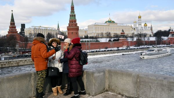 Passers-by on the Bolshoy Kamenny bridge in Moscow. - Sputnik International