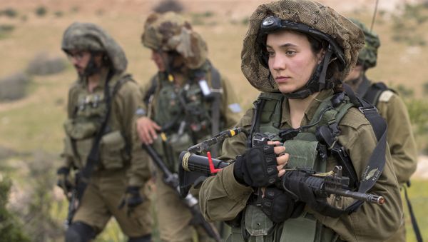 Israeli soldiers from the mixed-gender Lions of the Jordan battalion, under the Kfir Brigade, take part in a last training before being assigned their posting, on February 28, 2017, near the West Bank village of Bardale, east of Jenin - Sputnik International