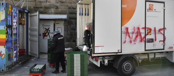 Helpers unload a truck of the food bank Tafel in Essen, western Germany, Tuesday, Feb. 27, 2018 - Sputnik International