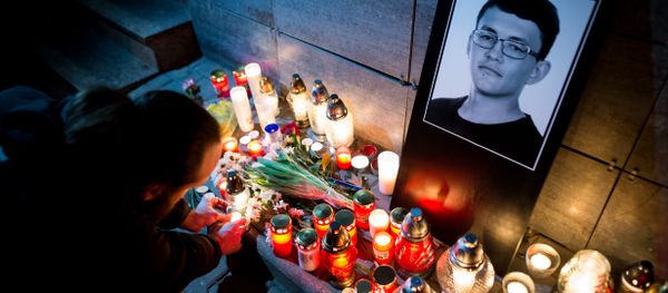 A man lits a candle in front of the Aktuality newsroom, the employer of the murdered investigative journalist Jan Kuciak, on February 26, 2018 in Bratislava - Sputnik International