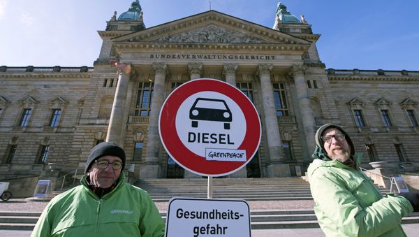 Environment activists stand in front of the Federal Administrative Court prior to a trial in Leipzig, Germany - Sputnik International