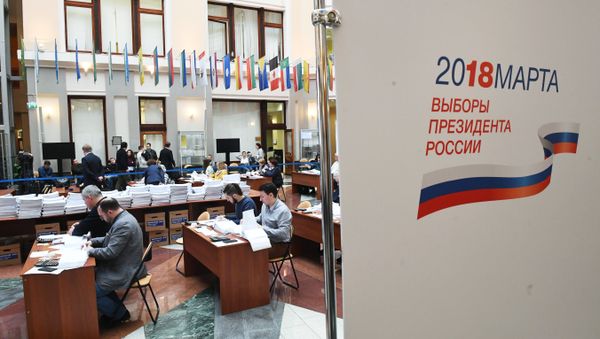 The Central Election Commission processes the signatures collected in support of Yabloko party's candidate Grigory Yavlinsky's registration for the presidential election - Sputnik International