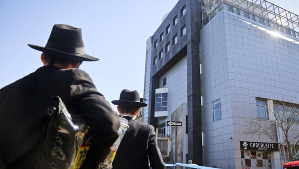 In this Thursday March 9, 2017 file photo, two young men who left a nearby synagogue watch police activity outside the Jewish Children's Museum following a bomb threat in Brooklyn borough of New York - Sputnik International