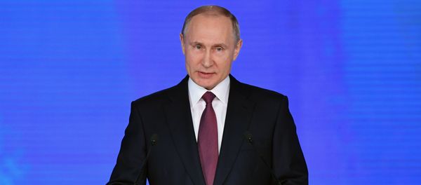 Russian President Vladimir Putin addresses the Federal Assembly at Moscow's Manezh exhibition centre on March 01, 2018 - Sputnik International