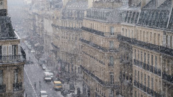 People walk on the street as snow falls on February 27, 2018, in Paris - Sputnik International