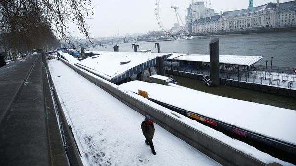 A man walks through the snow on the Embankment in London, Britain, March 1, 2018 - Sputnik International