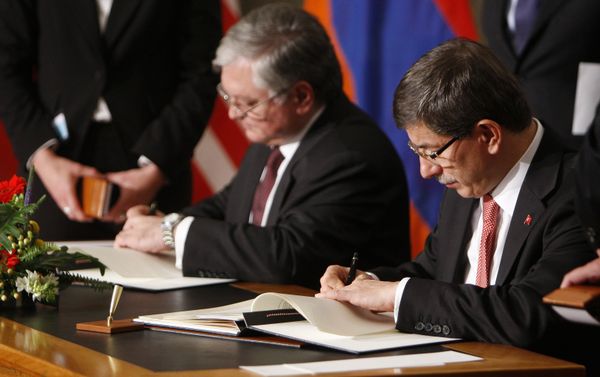 (File) Armenia's Foreign Minister Edouard Nalbandian, left, and Turkey's Foreign Minister Ahmet Davutoglu sign documents during the signing ceremony of a peace accord between Turkey and Armenia in Zurich, Switzerland Saturday Oct. 10, 2009 (File) Armenia's Foreign Minister Edouard Nalbandian, left, and Turkey's Foreign Minister Ahmet Davutoglu sign documents during the signing ceremony of a peace accord between Turkey and Armenia in Zurich, Switzerland Saturday Oct. 10, 2009 - Sputnik International
