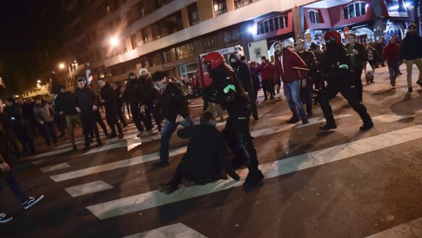 Basque riot police clash with followers of Athletic Bilbao and FC Spartak Moskva before the match during the Europa League - round of 32, 2nd leg, between Athletic Bilbao and FC Spartak Moskva, at San Mames stadium, in Bilbao, northern Spain - Sputnik International