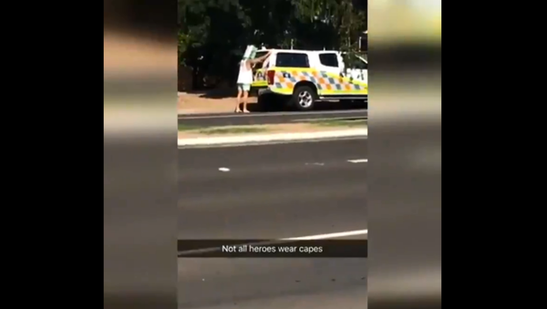 Man wearing Victoria Bitter beer box cover mobile speed trap - Sputnik International