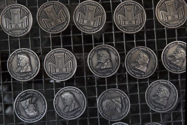 Coins bearing the images of President Donald Trump and King Cyrus, to honor Trump's recognition of Jerusalem as Israel's capital, are laid out at a private minting facility, in Tel Aviv, Israel, Wednesday, Feb. 28, 2018. - Sputnik International