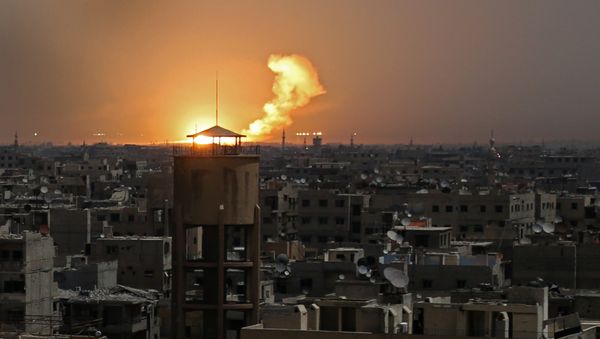 A picture taken on February 28, 2018 shows flames erupting in the horizon following a reported rocket attack in al-Shaffuniyah, in the enclave of Eastern Ghouta on the outskirts of the Syrian capital Damascus - Sputnik International