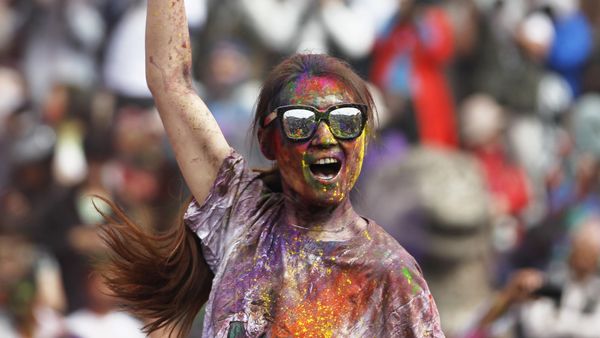 A tourist dances during the Holi festival celebration in Kathmandu, Nepal, 1 March 2018. The  festival marks the advent of spring.  - Sputnik International