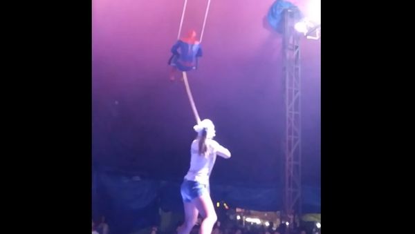 Spider man Falls from Trapeze - Sputnik International
