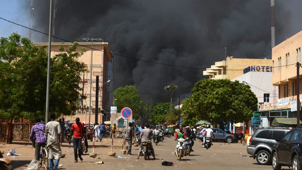 People watch as black smoke rises as the capital of Burkina Faso came under multiple attacks on March 2, 2018, targeting the French embassy, the French cultural centre and the country's military headquarters - Sputnik International